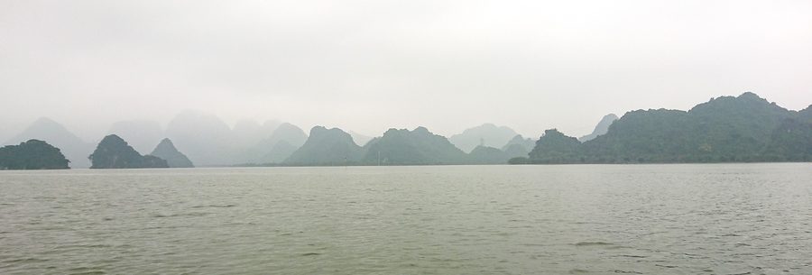 Landschaft am Tam-Chúc-See mit Pagoden und Karstbergen in Hà Nam
