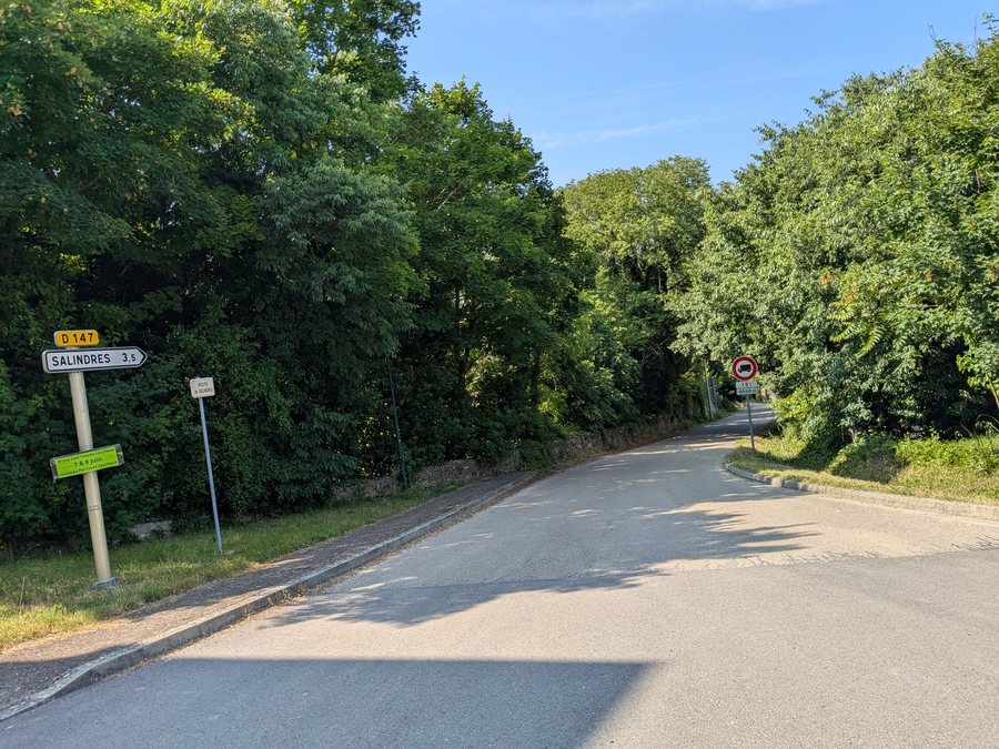 File:Servas (Gard) - Route de Salindres (juin 2025).jpg