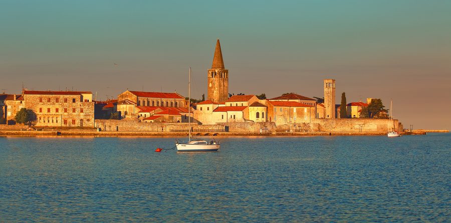 Panorama von Poreč und seiner Küste bei Tagesanbruch mit der Euphrasianischen Basilika