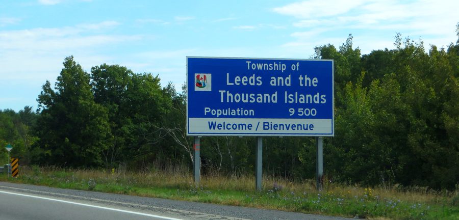Landschaft am St.-Lorenz-Strom in Leeds and the Thousand Islands mit Inseln und bewaldetem Ufer