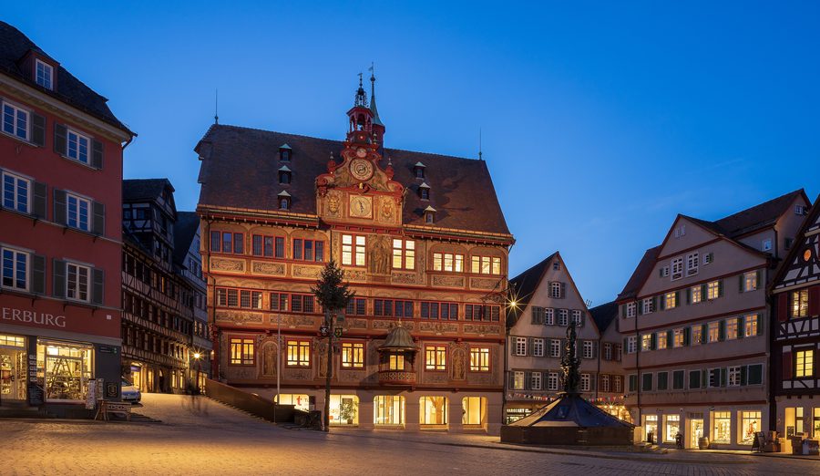 Piazza del mercato di Tübingen con il municipio storico all’ora blu