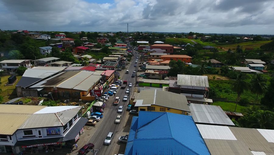 S.S. Erin Road che attraversa Debe, nel sud di Trinidad.
