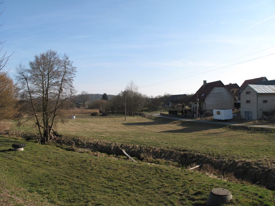 Die Malá Mohelka fließt durch Všelibice im Liberecer Bezirk.