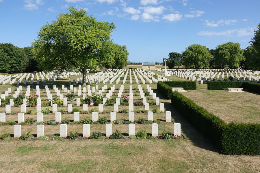 File:Cimetière (Reviers).jpg