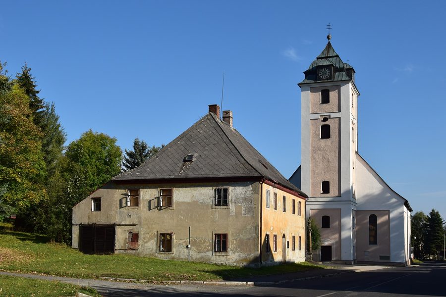 Kirche St. Michael und Pfarrhaus in Kovářská