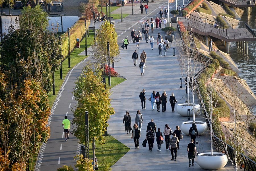 Persone che passeggiano sulla passeggiata della Sava a Belgrado