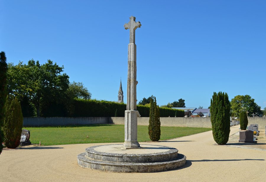 File:Croix hosannière de Soullans (Vendée) - Vue avec l'église en arrière-plan.jpg