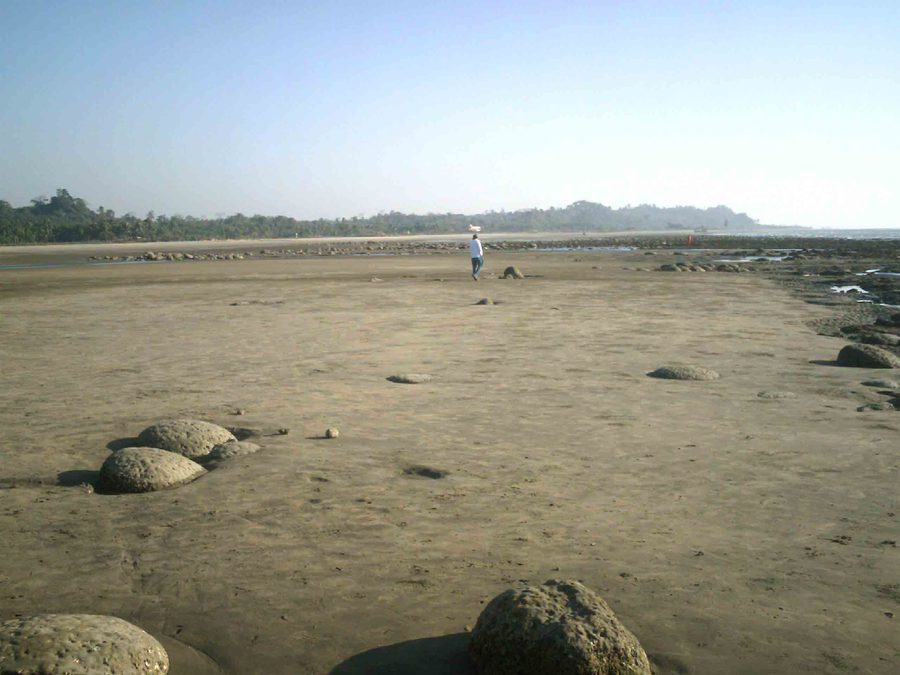 Spiaggia sabbiosa e costa rocciosa all’Inani Beach presso Cox's Bazar
