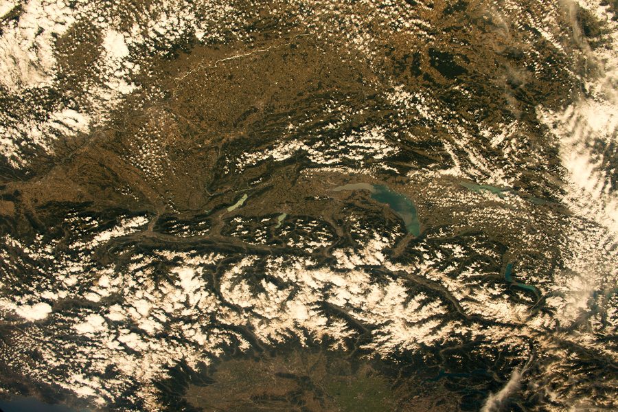 Ampio paesaggio delle Alpi europee con montagne e valle