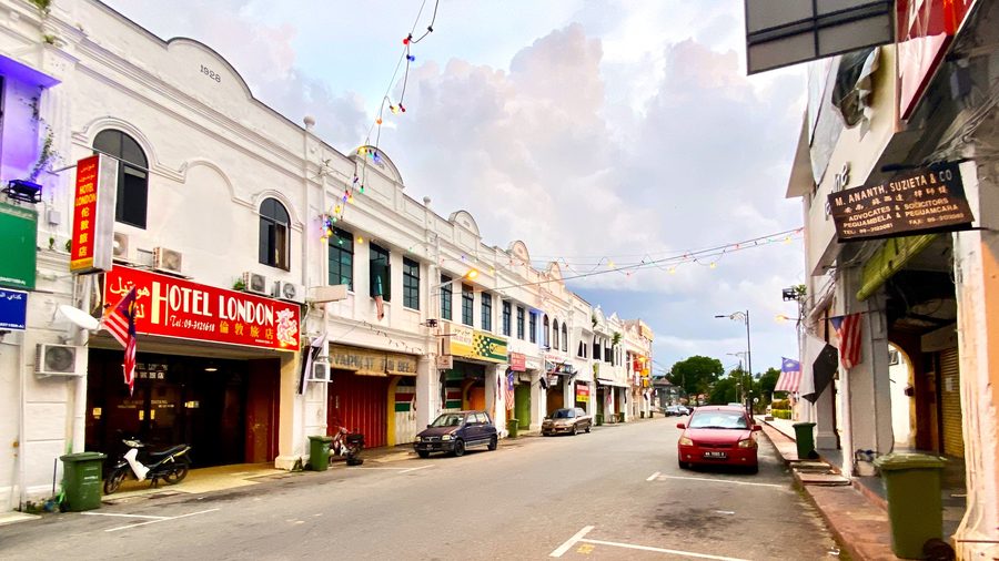 Historische zweigeschossige Ladenhäuser an der Jalan Besar in Kuala Lipis, Pahang