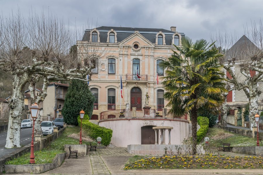 File:Town hall of Aubin Aveyron 01.jpg