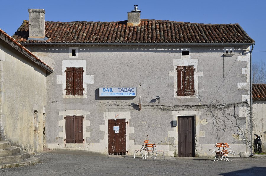 File:Gurat 16 Bar-tabac fermé 2012.jpg