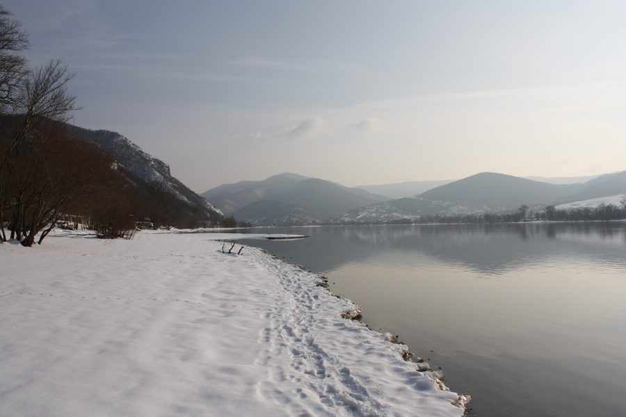 Vista da Zebegény sul gomito invernale del Danubio con fiume e colline boscose