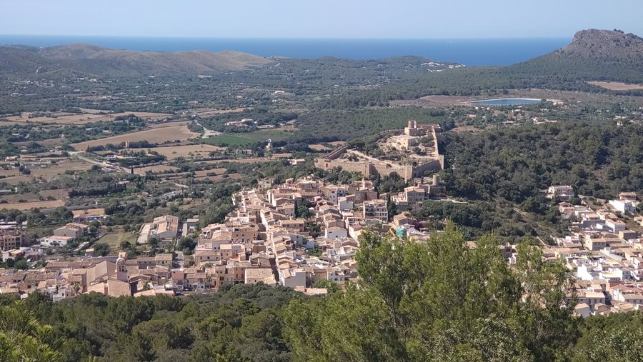 File:Capdepera from PuigdeSonJordi.jpg