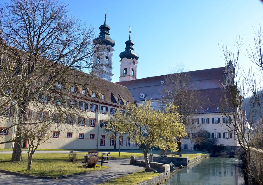 Zwiefalter Münster und ehemaliges Schulgebäude an der Zwiefalter Aach