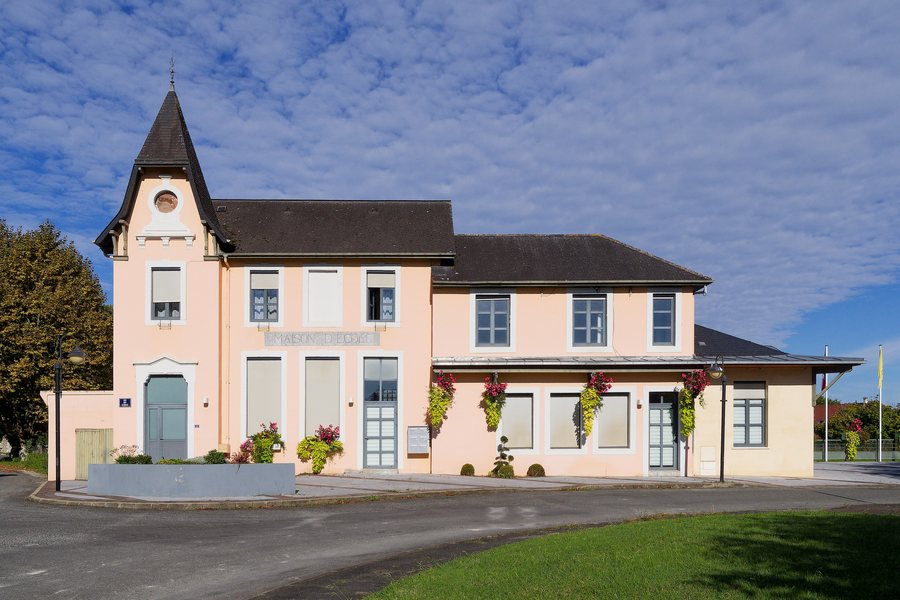 File:Mairie Uzos.jpg
