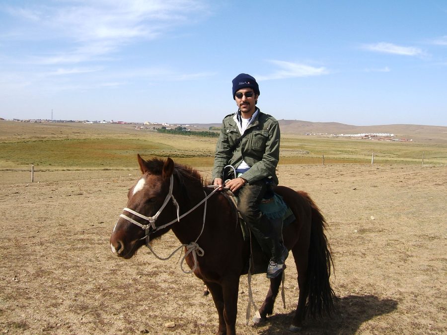 Cavalieri nella prateria di Xilamuren vicino a Hohhot, Mongolia Interna