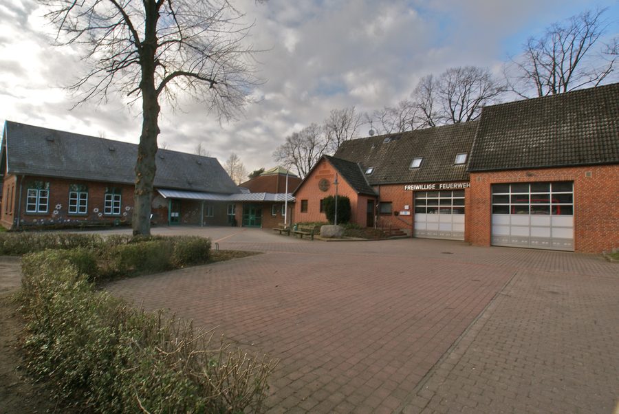 Rathaus und Feuerwehr in Bargfeld-Stegen im Kreis Stormarn
