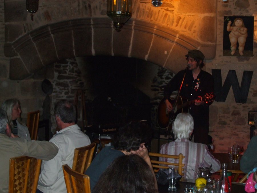 File:Salim Nourallah en concert au Lawrence d'Arabie le 16 mai 2009 (Châlus, Haute-Vienne, France).JPG