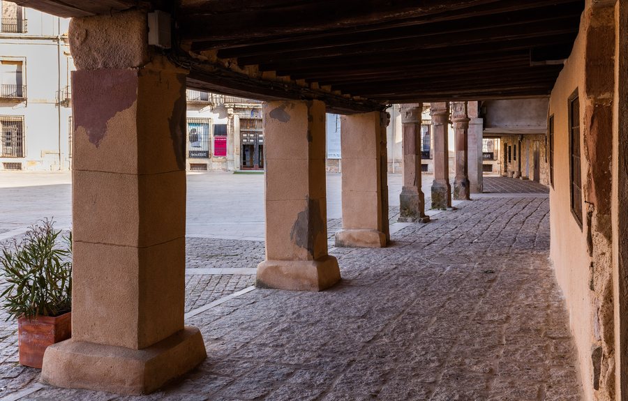 File:Plaza Mayor, Medinaceli, Soria, España, 2015-12-28, DD 97.JPG