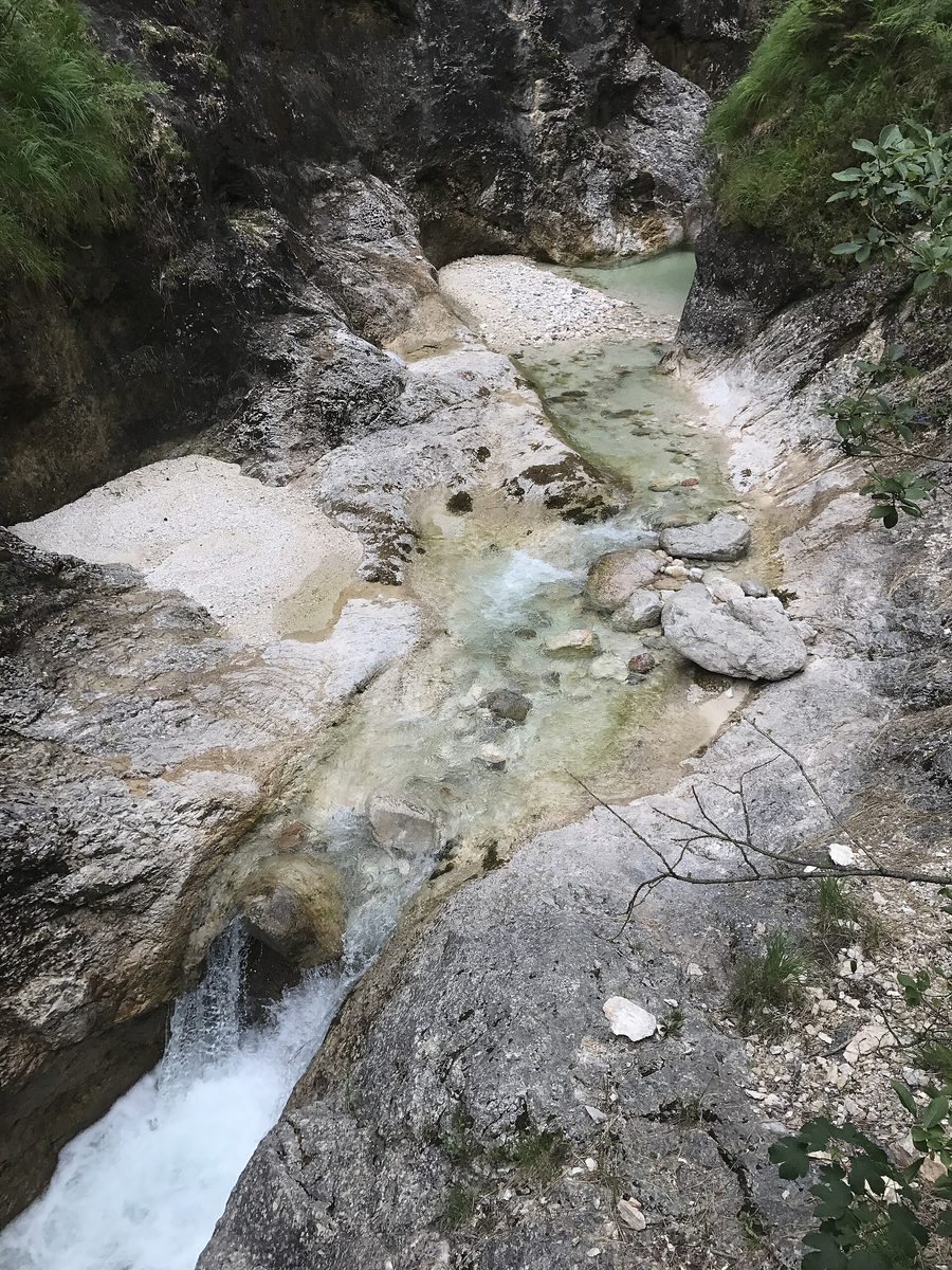 Almbachklamm vicino a Marktschellenberg con pareti rocciose, cascata e passerella in legno