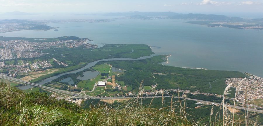 Vista panoramica della foce del Rio Cubatão do Sul, nel comune di Palhoça, Santa Catarina