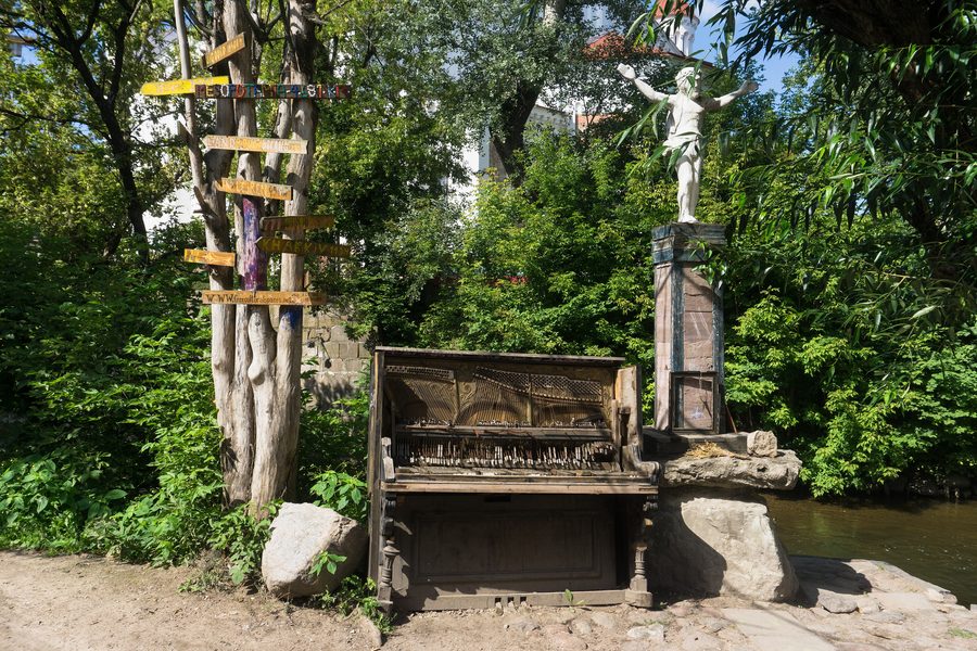 Un pianoforte rotto esposto a Užupis, Vilnius.