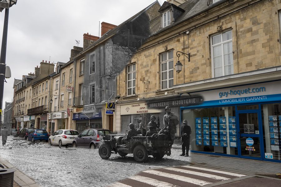 Un convoi de Jeeps traverse la rue Holgate à Carentan le 14 juin 1944