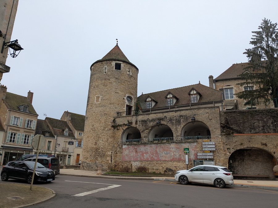 File:Buxy - Tour rouge (déc 2024).jpg
