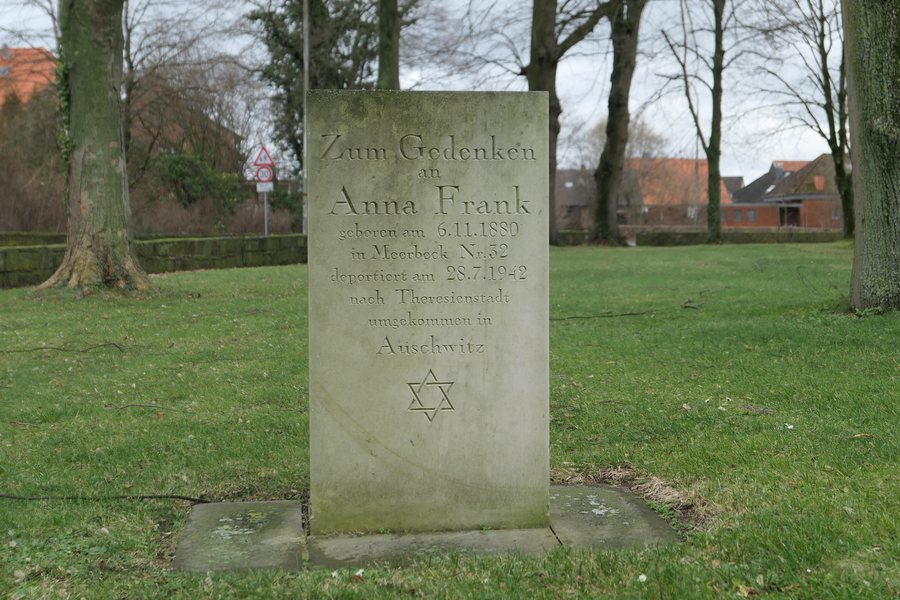 File:Gedenkstein für Anna Frank.jpg