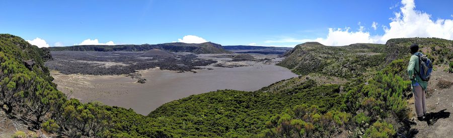 Overviewing to Karthala crater from top