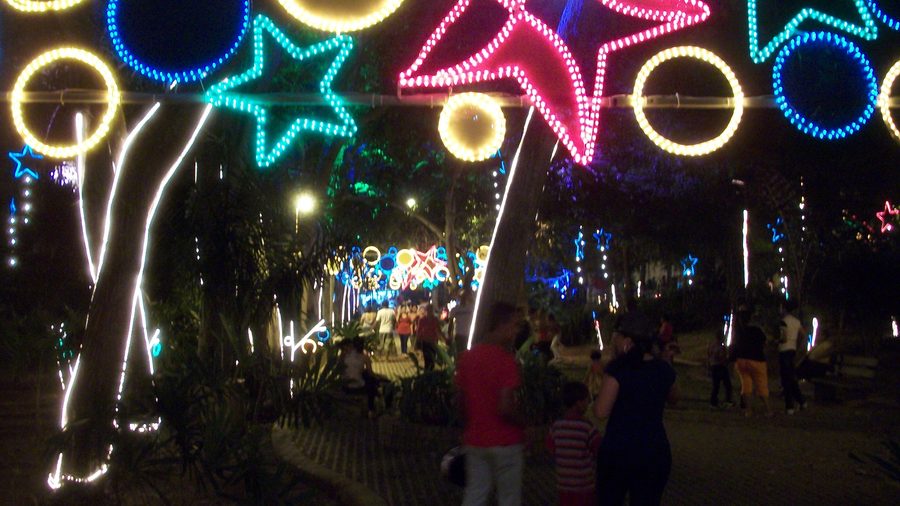 Night view of the Ronda del Sinú promenade in Montería, Córdoba.