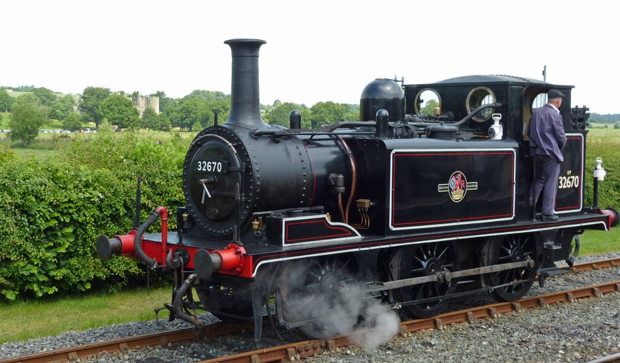 Locomotiva a vapore a Bodiam con Bodiam Castle sullo sfondo