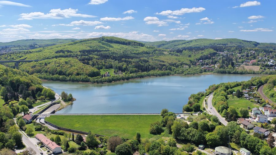 Vista da nord-est del Wienerwaldsee in Bassa Austria con ambiente boscoso