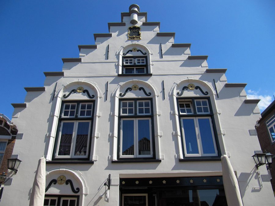 Historisches Gebäude in der Friesestraat in Coevorden mit Treppengiebel und einer Fassade aus dem Jahr 1765