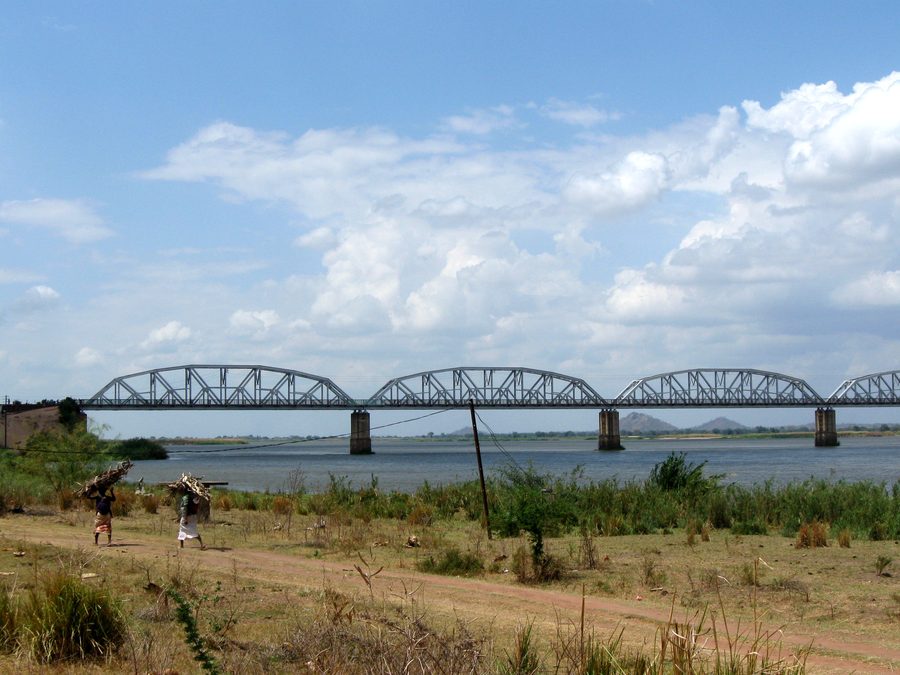 Ponte sul Zambesi in Mozambico