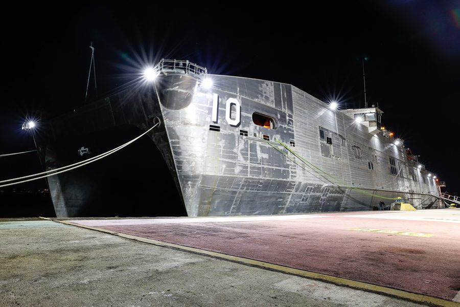 Schiff im Hafen von Limón an der karibischen Küste Costa Ricas