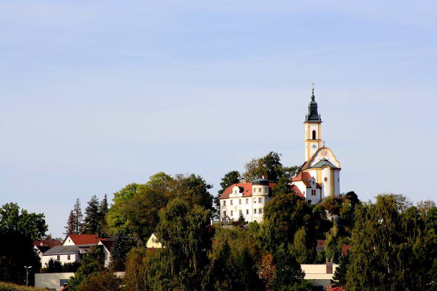 Panorama der Wallfahrtskirche Hl. Kreuz auf dem Kreuzberg in Pleystein