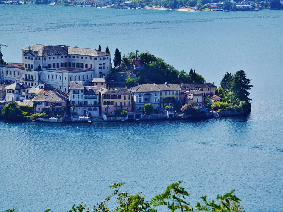 Vista dal Sacro Monte di Orta sull'isola di San Giulio