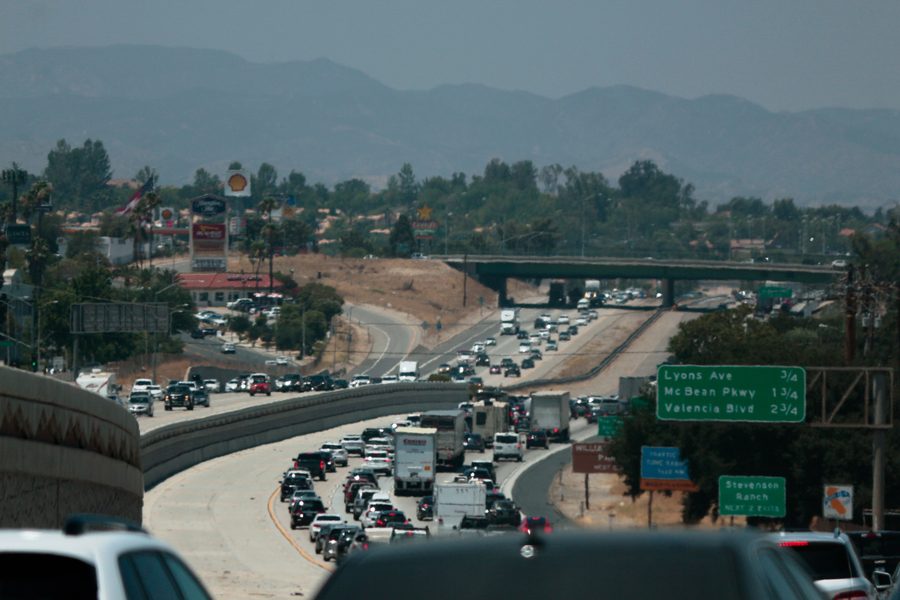 Stevenson Ranch visto dalla Interstate 5, con colline pedemontane e aree urbanizzate sullo sfondo