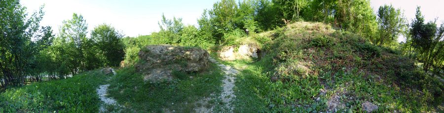 Archäologische Überreste im Archäologischen und touristischen Park Ravne bei Visoko