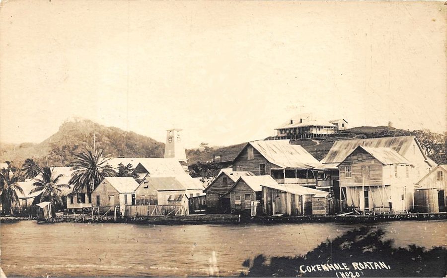 Historische Ansicht von Coxen Hole auf Roatán mit Küste und Gebäuden, etwa 1910 bis 1920