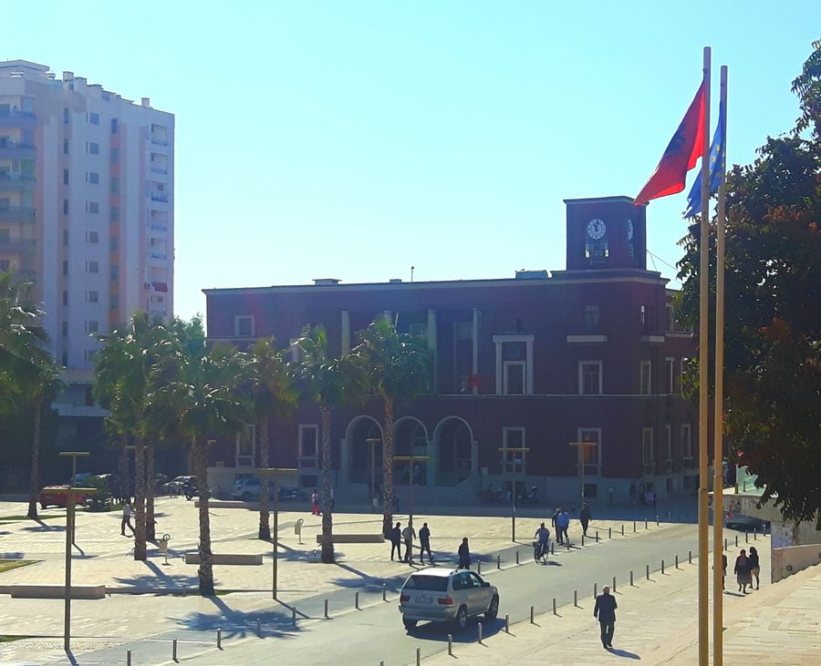 File:Sheshi kryesor dhe Bashkia Durrës.jpg