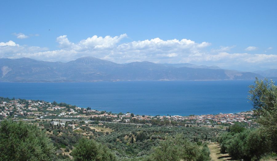Vista panoramica su Selianítika e Longos sul Golfo di Corinto