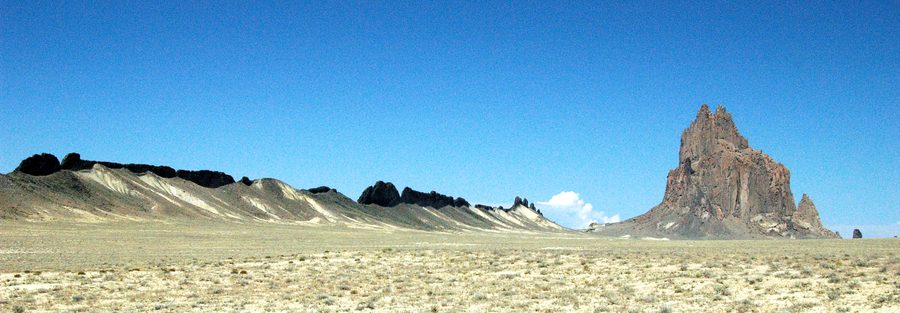 Ship Rock e il paesaggio di alto deserto circostante nel nord-ovest del New Mexico