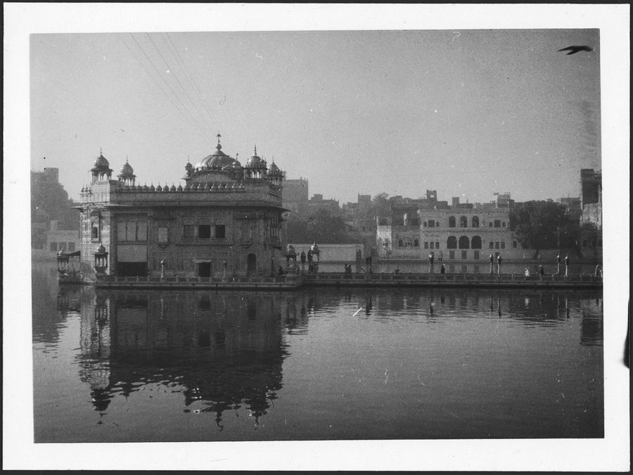 Kuppelgebäude an einem See in Amritsar