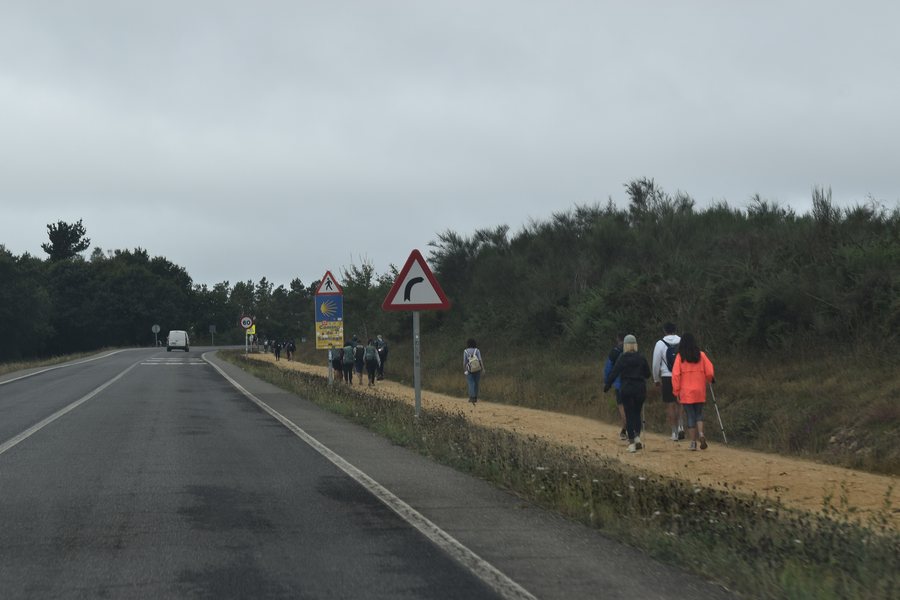 File:Camiño de Santiago a carón da estrada LU-633 en Nespereira, Portomarín.jpg