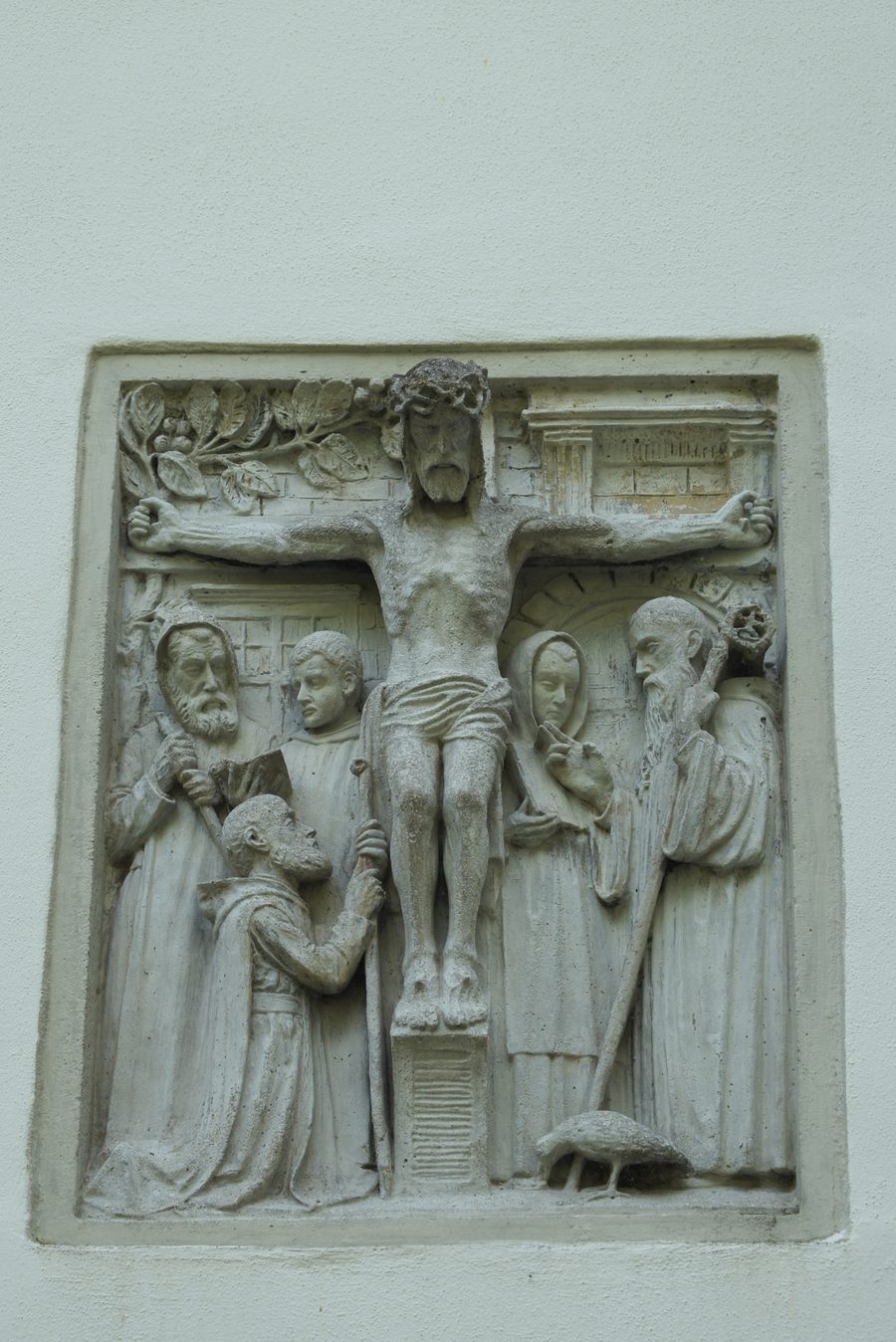 Ottilienkapelle der Erzabtei Sankt Ottilien in Eresing mit Relief an der Nordseite