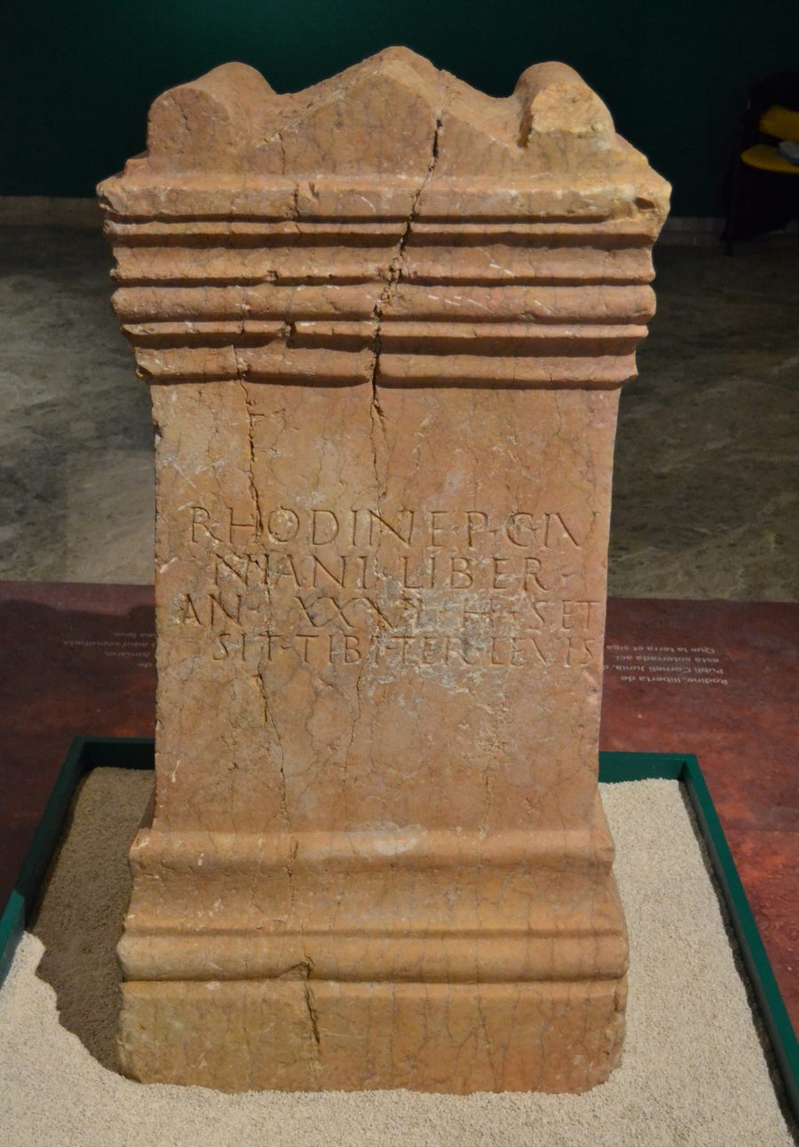 Ara de marbre amb inscripció sepulcral a la vil·la romana dels Alters o de Cornelius