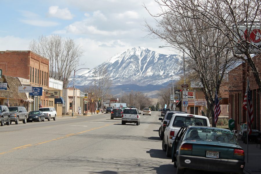 East Bridge Street a Hotchkiss, Colorado, con il Mt. Lanborn sullo sfondo
